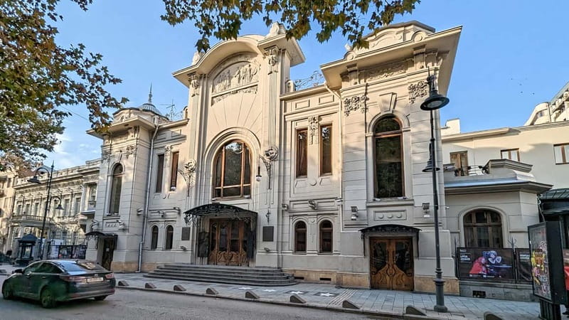 Beyond the Old City: Tbilisi's Hidden Gems Walking Tour - Agmashenebeli Avenue and the New Tiflis character