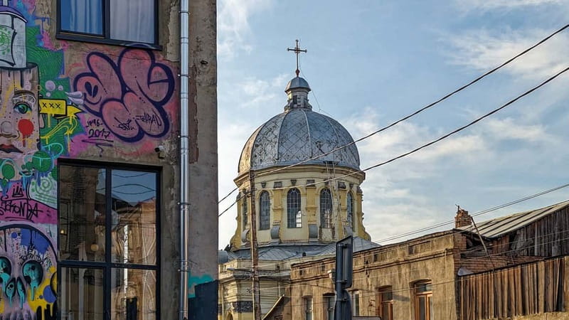 Beyond the Old City: Tbilisi's Hidden Gems Walking Tour - What the guide adds to the experience