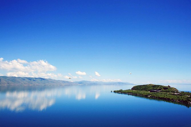 Day tour Armenia Dilijan and Sevan Lake from Tbilisi - A quick photo stop at the Mimino monument