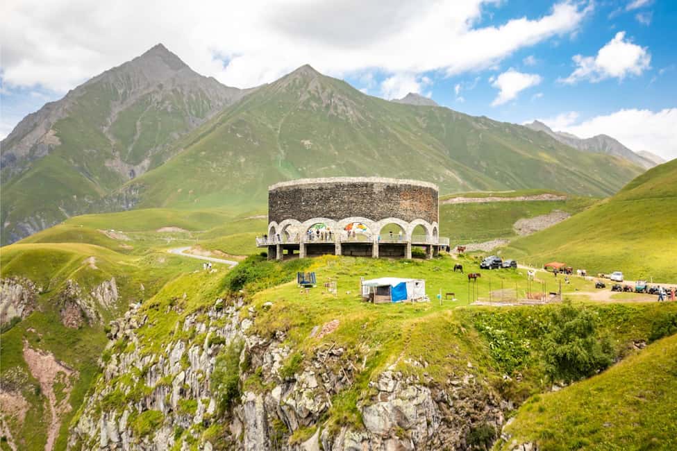 Discover Ananuri, Gudauri, & Kazbegi Guided Day Tour - Pasanauri and the case for ordering khinkali