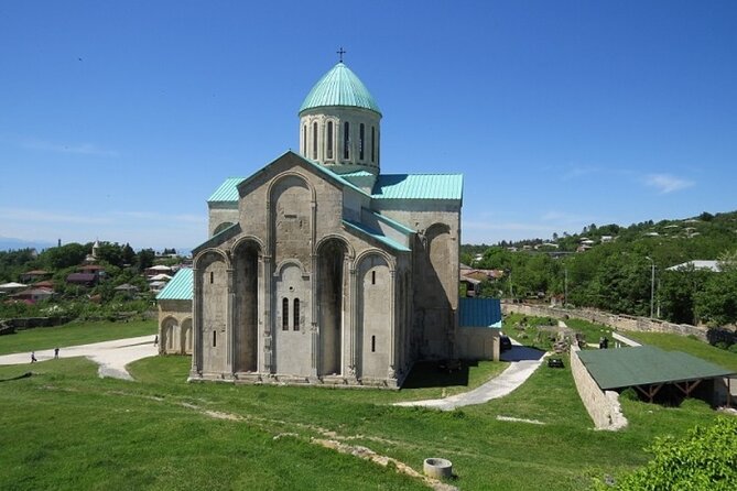 Gelati, Prometheus, Sanatoriums and Wine tour - The guide and the small-group advantage