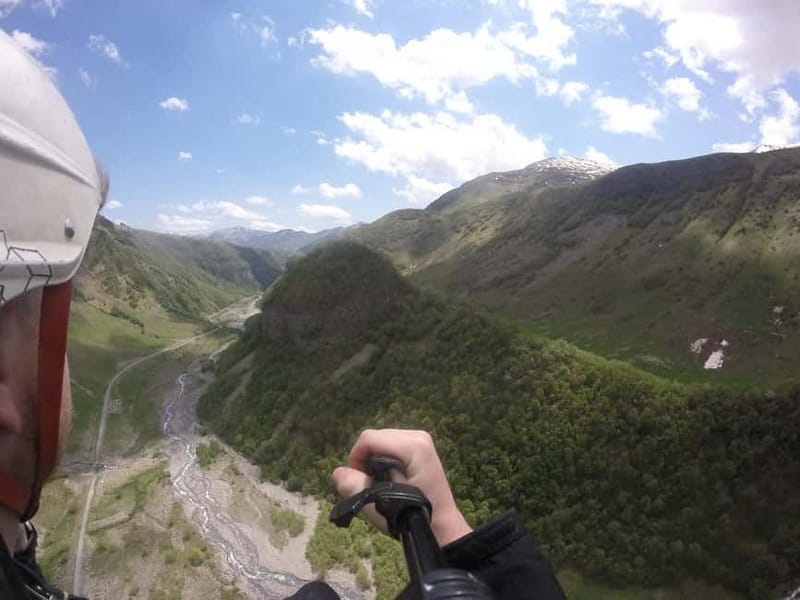 Georgia: Paragliding tandem flight in Gudauri with video - The landing and return transfer