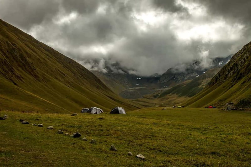 Juta: One Day Trip Hiking Towards Chaukhi Mountains - Ananuri Church and Fortress: a worthwhile first stop