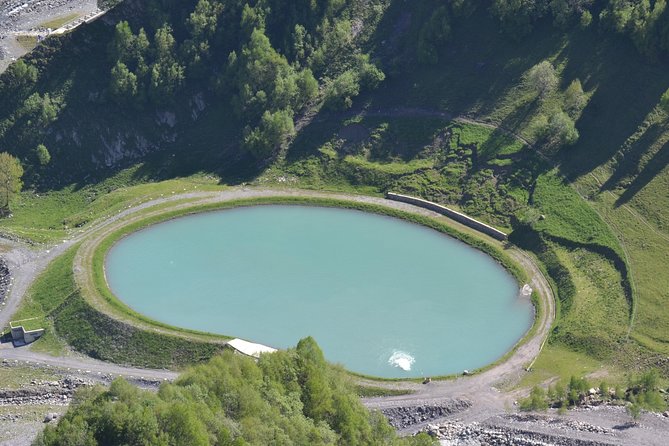 Kazbegi, Gergeti and Ananuri Full Day Tour from Tbilisi - The mineral spring and travertine stop