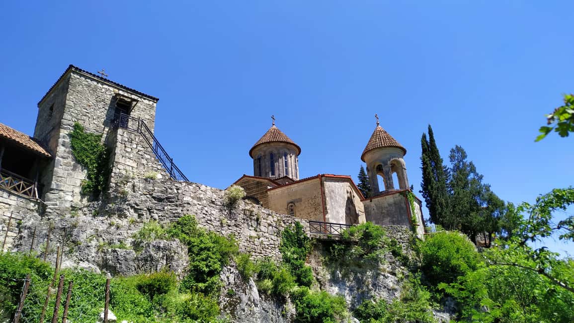 Kutaisi: Bagrati, Gelati, & Motsameta Monastery Guided Tour - Motsameta Monastery above the Tskaltsitela River