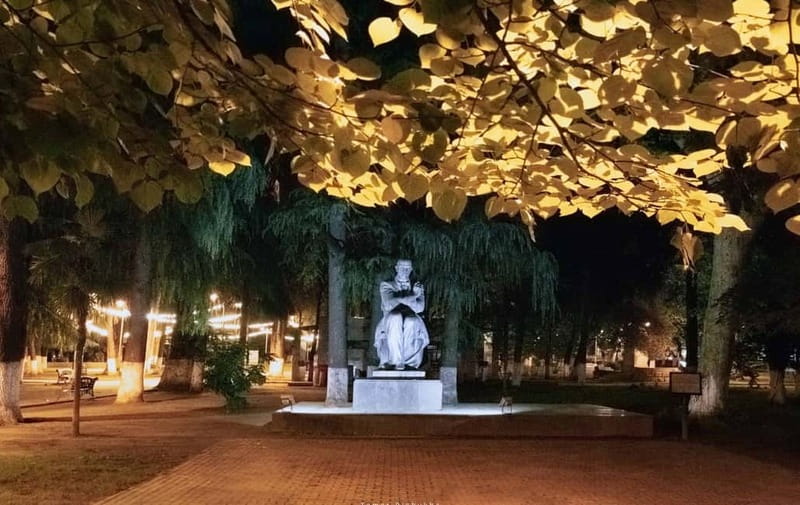Kutaisi: Historic Walking Tour with Guide, 3 Hours - Theaters, cinemas, and Kutaisi’s creative side