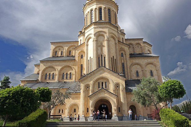 Private Day Tour - Old Town Tbilisi - Metekhi Church above the Mtkvari River