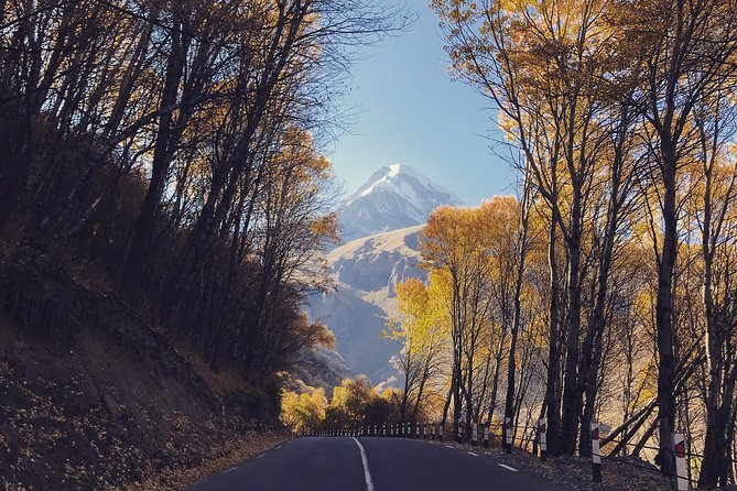 Private Day Trip to Gudauri and Kazbegi from Tbilisi via Jvari and Mtskheta - Reaching Kazbegi and choosing lunch