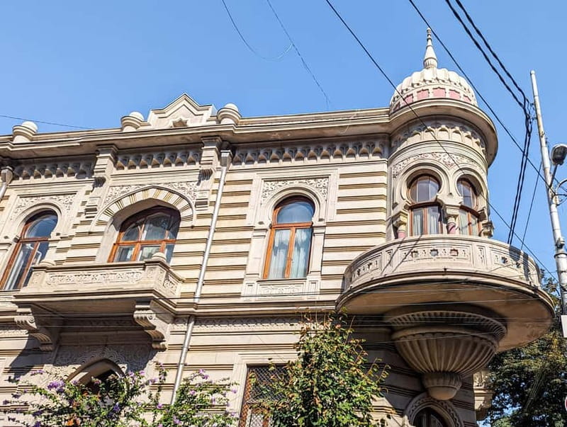Sololaki - Urban Legends Walk of Bourgeoisie & Haunted Flats - Art Nouveau, Baroque, and Renaissance details