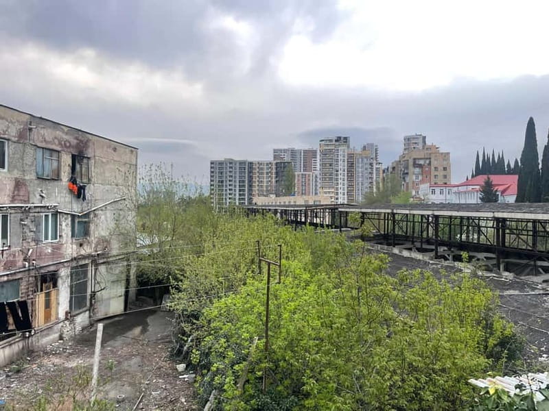 Tbilisi: Crime Stories & Hidden Tales Walking Tour - Entering a neighborhood shaped by fear