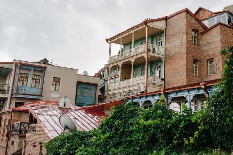 Tbilisi: Guided Walking Tour, Must See & Taste (All-Incl.) - Dry Bridge Market and the first taste of Georgia