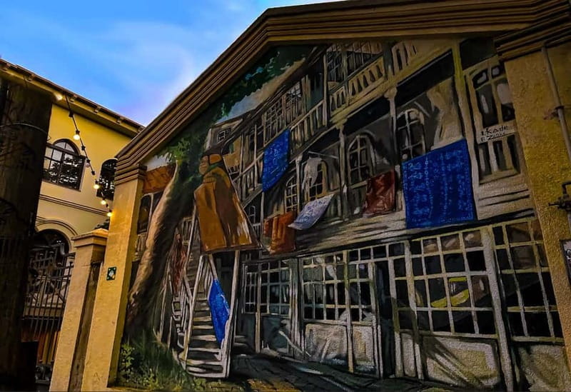 Tbilisi: Hidden Backyards Guided Tour - Starting points and the first walk