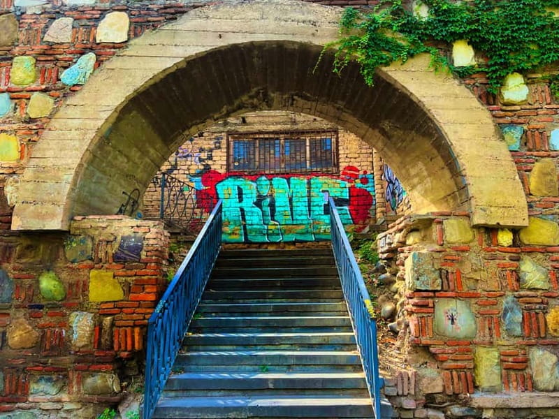 Tbilisi: Hidden Gems Walking Tour with Food & Wine Tastings - Key points at a glance