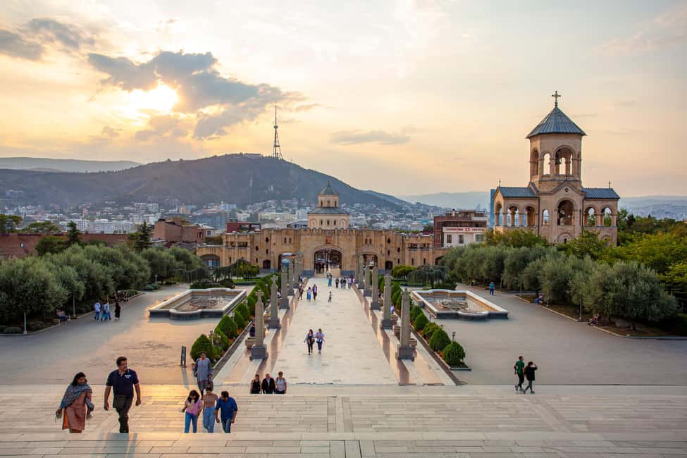 Tbilisi: Holy Trinity Cathedral Express Guided Tour - The journey to Sameba and the first view