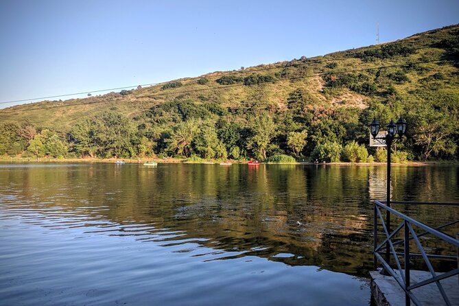 Tbilisi Lakes and Sightseeing tour - What the private guide and car add