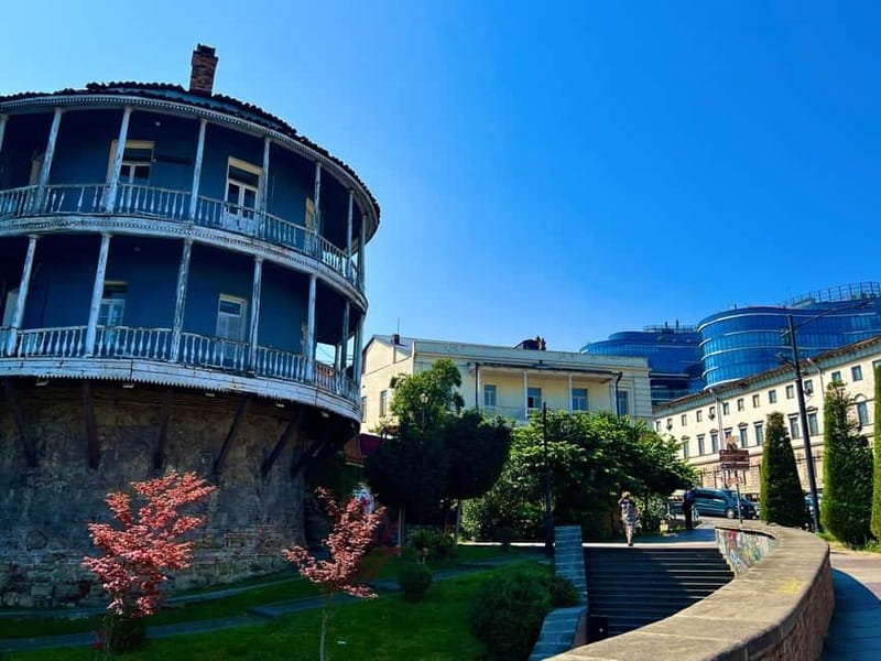 Tbilisi: Old & New City Guided Tour with 15 Tastings & Wine - Presidential Palace and the route toward the old center