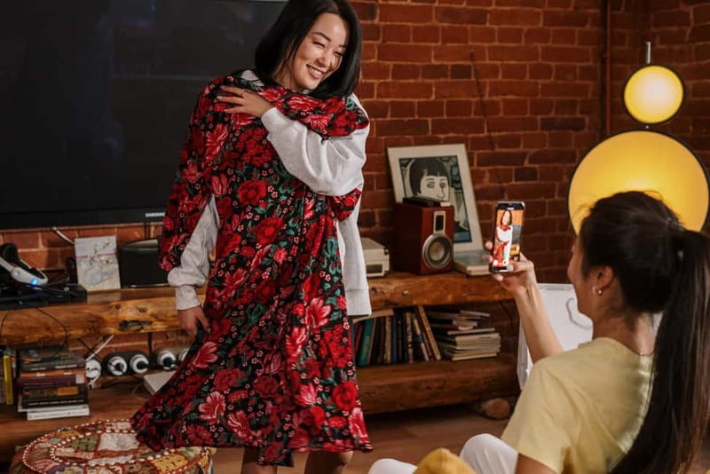 Tbilisi: Vintage Stores and Cafes Walking Tour with Coffee - How the guides shape the experience