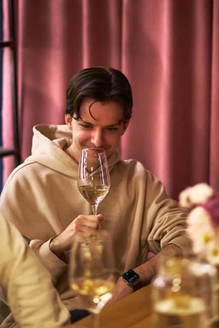Wine Tasting feel the Difference of Qvevri or Classical Wine - The Sommelier Makes the Difference
